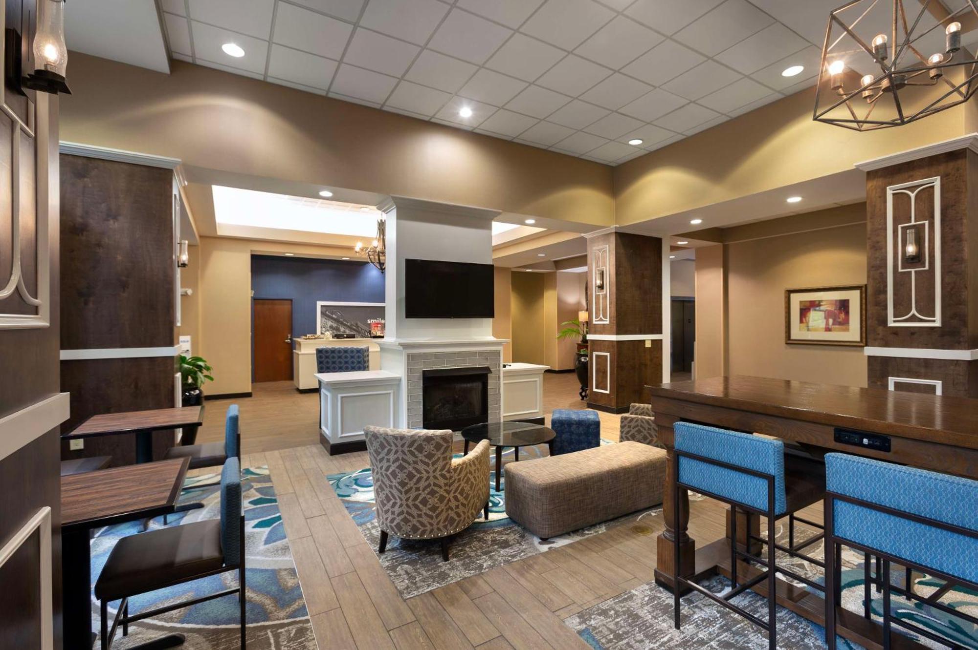 Hampton Inn Belmont at Montcross Eksteriør bilde