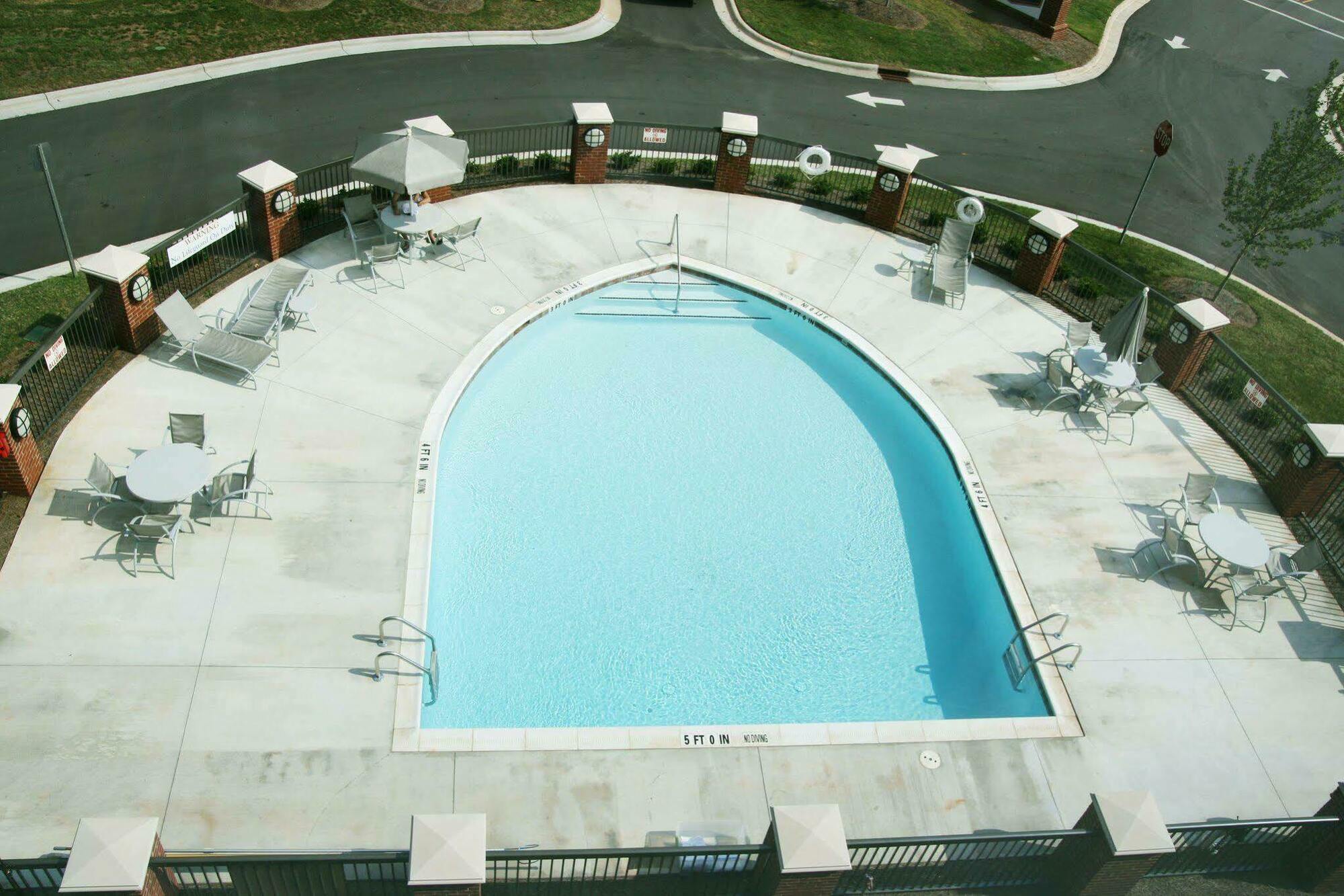 Hampton Inn Belmont at Montcross Eksteriør bilde